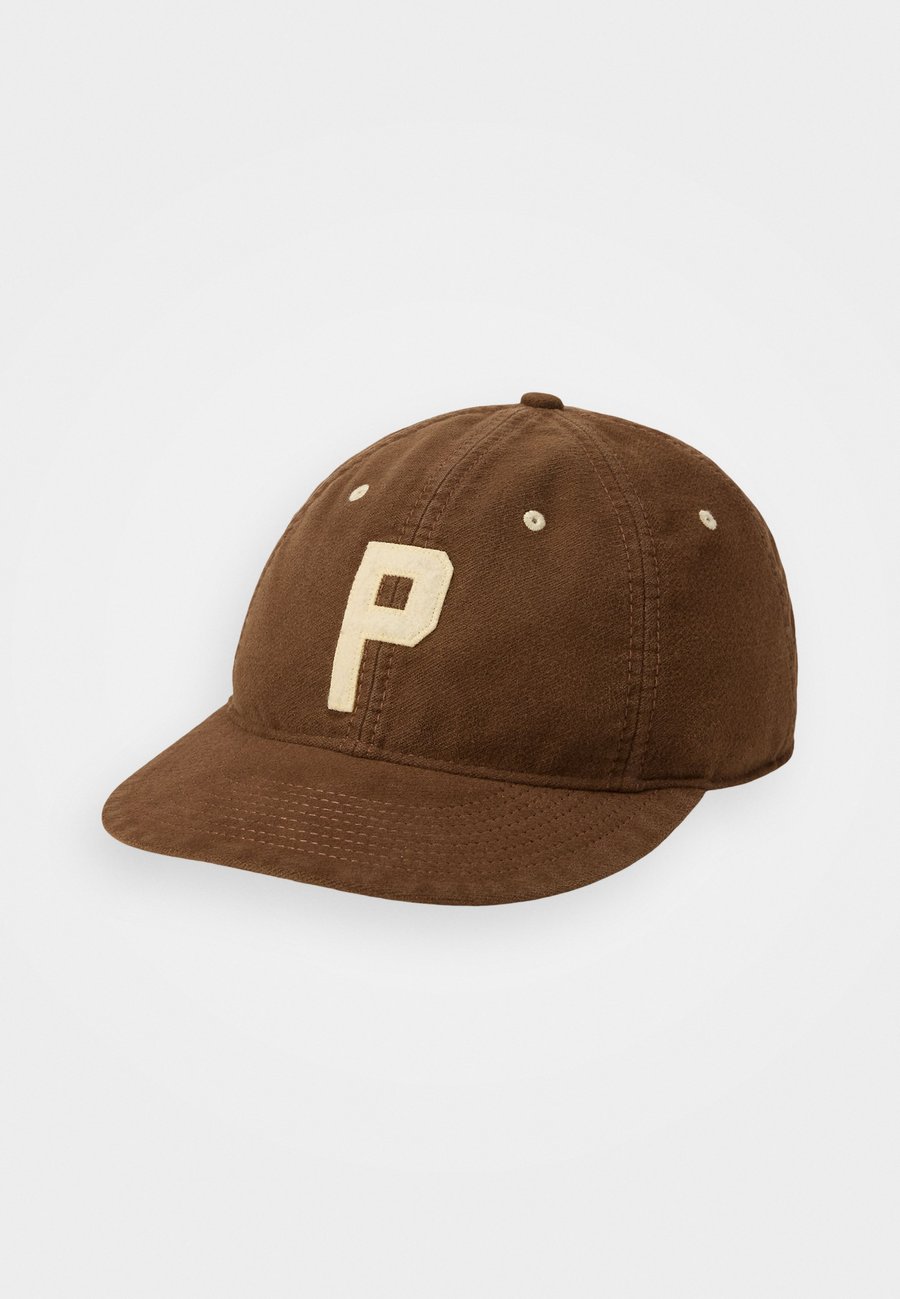 Бейсболка Polo Ralph Lauren FELT-PATCH CHAMOIS BALL CAP , Chocolate Mousse/Dark Blue
Бейсболка Polo Ralph Lauren FELT-PATCH CHAMOIS BALL CAP , Chocolate Mousse/Dark Blue