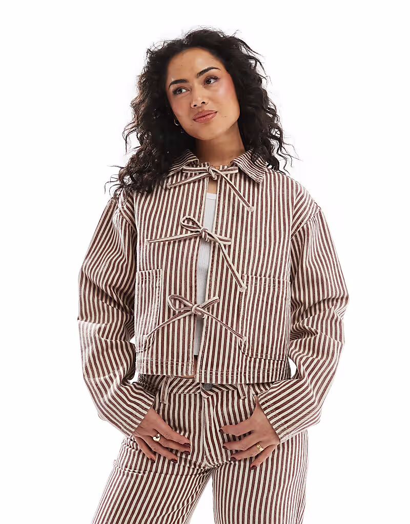 Джинсовая куртка Daisy Street с галстуком-бабочкой спереди в красно-бежевых полосках 
Джинсовая куртка Daisy Street с галстуком-бабочкой спереди в красно-бежевых полосках