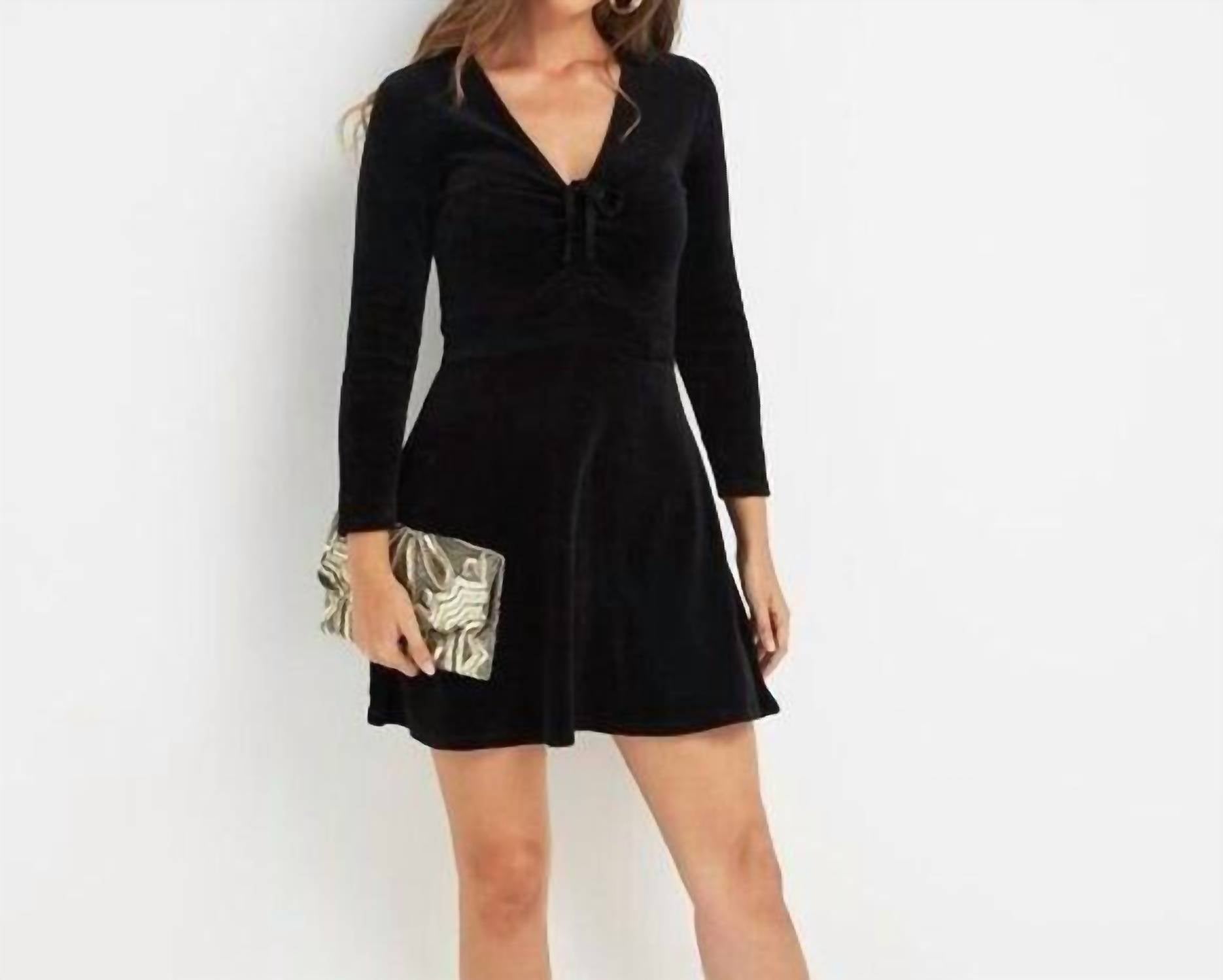 Бархатное мини-платье с V-образным вырезом и силуэтом черного цвета Juicy Couture
Бархатное мини-платье с V-образным вырезом и силуэтом черного цвета Juicy Couture