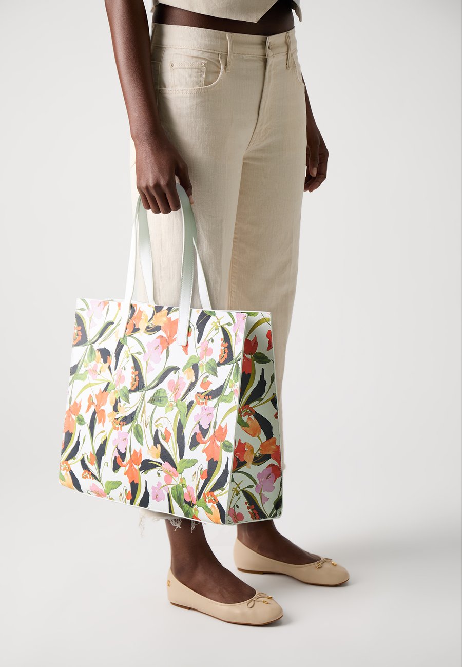 Сумка-шоппер Ted Baker FLORISH FLORAL PRINTED EXTRA ICON BAG, Cream/Beige
Сумка-шоппер Ted Baker FLORISH FLORAL PRINTED EXTRA ICON BAG, Cream/Beige