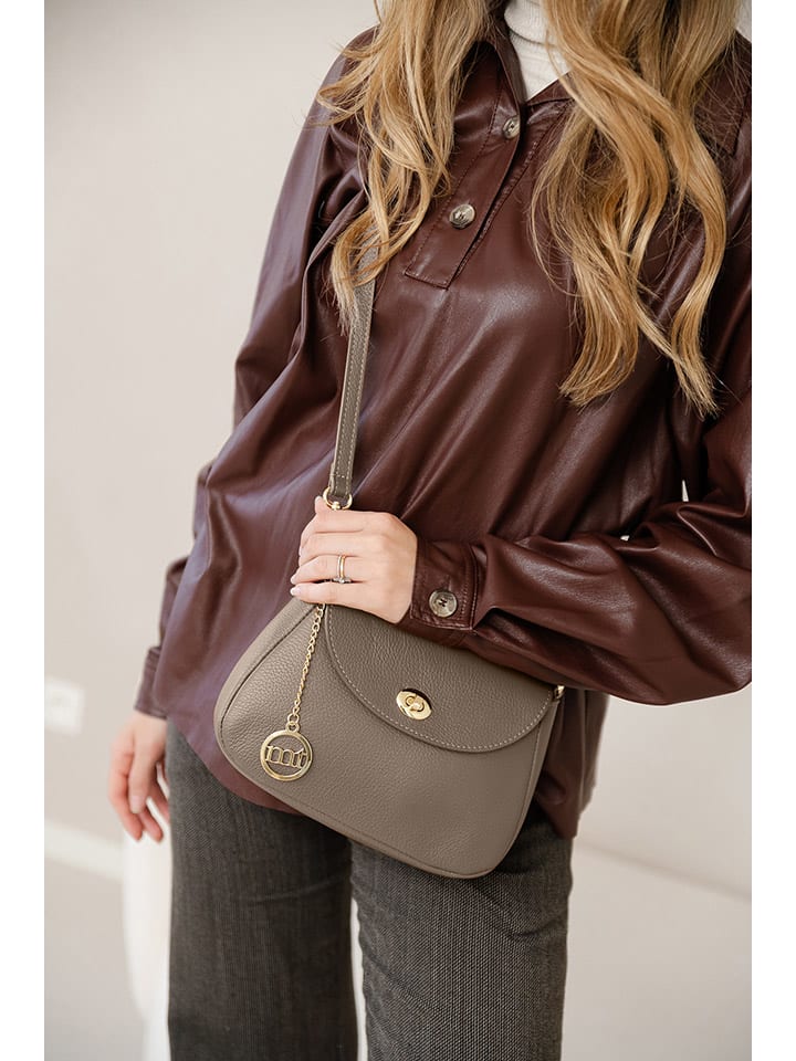 Кожаная сумка через плечо "Evaristo" серо-коричневого цвета - (Ш)23 x (В)16 x (Г)6 см Mia Tomazzi
Кожаная сумка через плечо "Evaristo" серо-коричневого цвета - (Ш)23 x (В)16 x (Г)6 см Mia Tomazzi