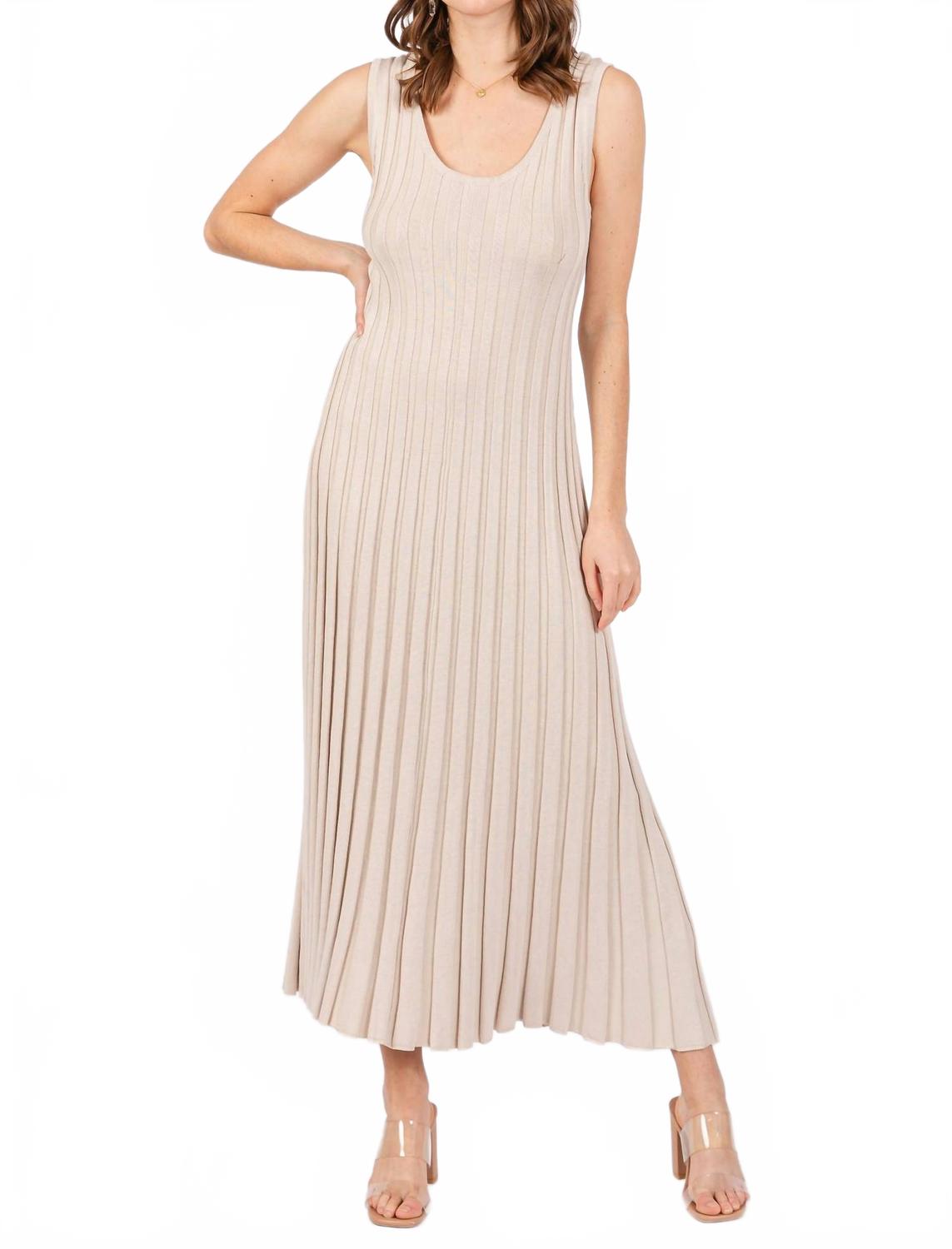 Ребристое вязаное платье без рукавов в бежевом цвете Illa Illa
Ребристое вязаное платье без рукавов в бежевом цвете Illa Illa