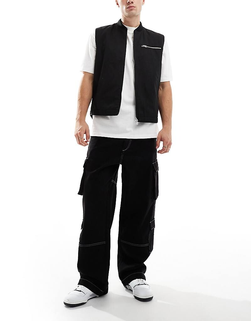 Bershka – черные брюки-карго с контрастной строчкой
Bershka – черные брюки-карго с контрастной строчкой