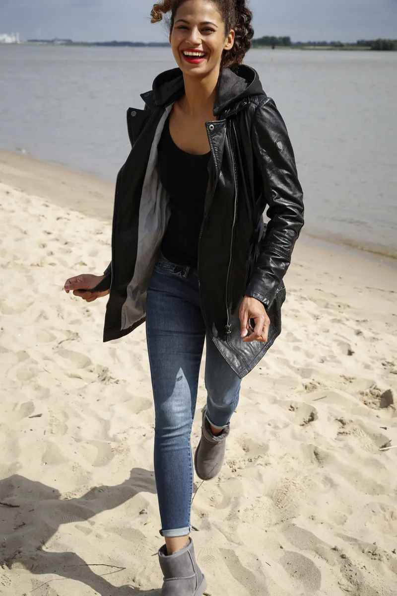 Цыганское кожаное пальто "SENEKA2" с поясом, съемным трикотажным капюшоном и крутыми байкерскими деталями Gipsy, черный 
Цыганское кожаное пальто "SENEKA2" с поясом, съемным трикотажным капюшоном и крутыми байкерскими деталями Gipsy, черный