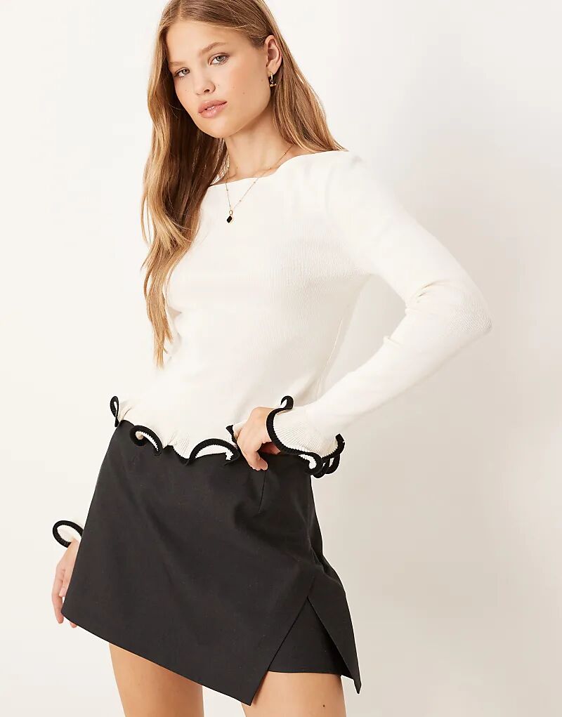 Трикотажный лонгслив Gina Tricot с длинными рукавами и расклешенными манжетами белого цвета
Трикотажный лонгслив Gina Tricot с длинными рукавами и расклешенными манжетами белого цвета