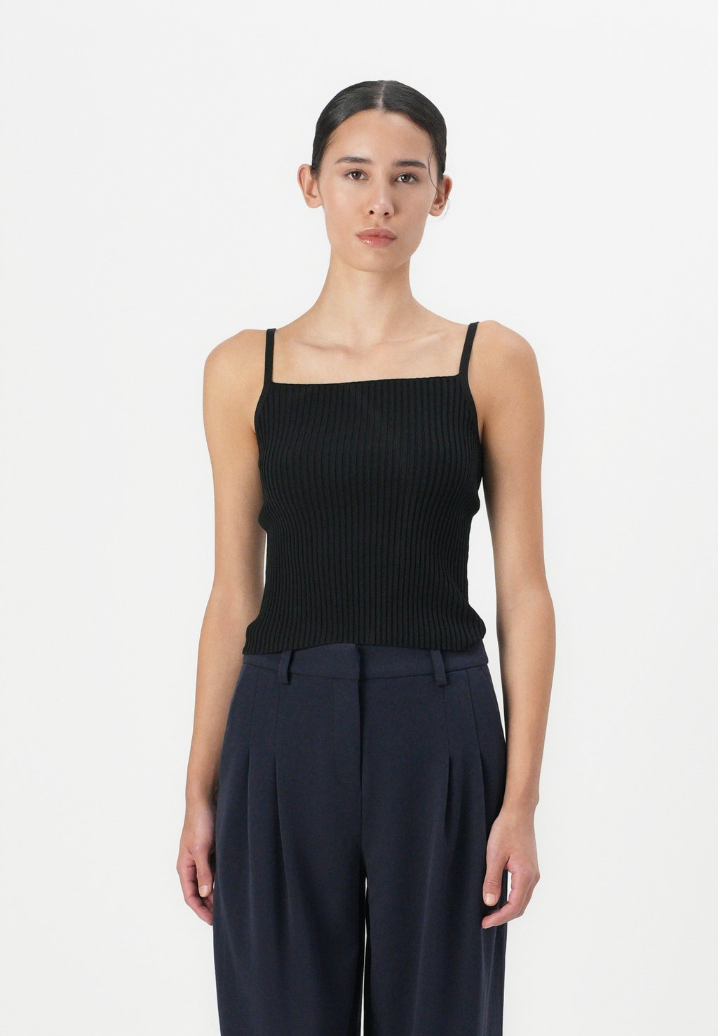 Топ APRON TANK GAP, черный
Топ APRON TANK GAP, черный