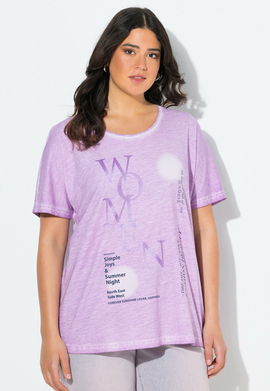 Футболка Ulla Popken GRAPHIC LETTERING SHORT SLEEVE, Lavender/Lilac, Розовый, Футболка Ulla Popken GRAPHIC LETTERING SHORT SLEEVE, Lavender/Lilac
Футболка Ulla Popken GRAPHIC LETTERING SHORT SLEEVE, Lavender/Lilac, Розовый, Футболка Ulla Popken GRAPHIC LETTERING SHORT SLEEVE, Lavender/Lilac