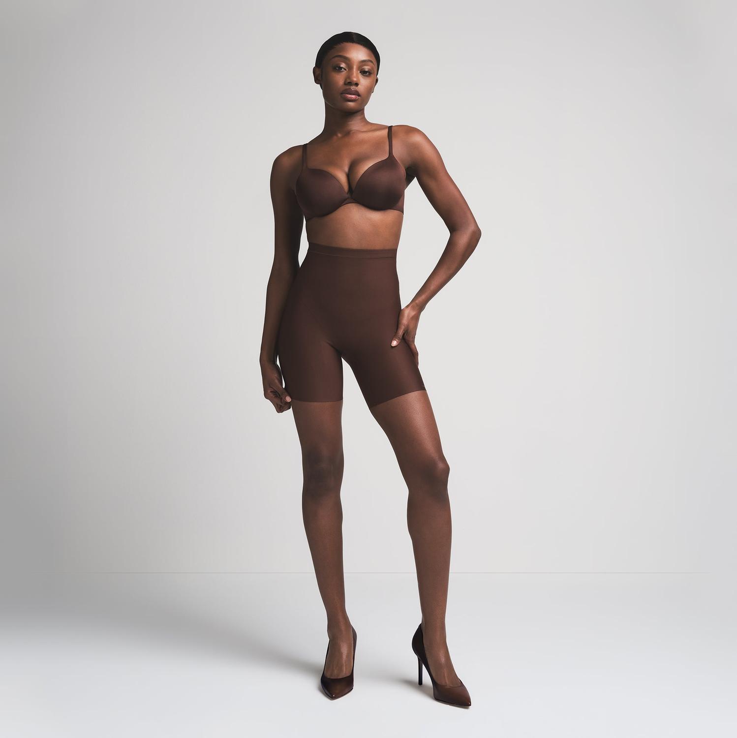 Короткие шорты Core Sculpt средней посадки SKIMS, цвет cocoa
Короткие шорты Core Sculpt средней посадки SKIMS, цвет cocoa