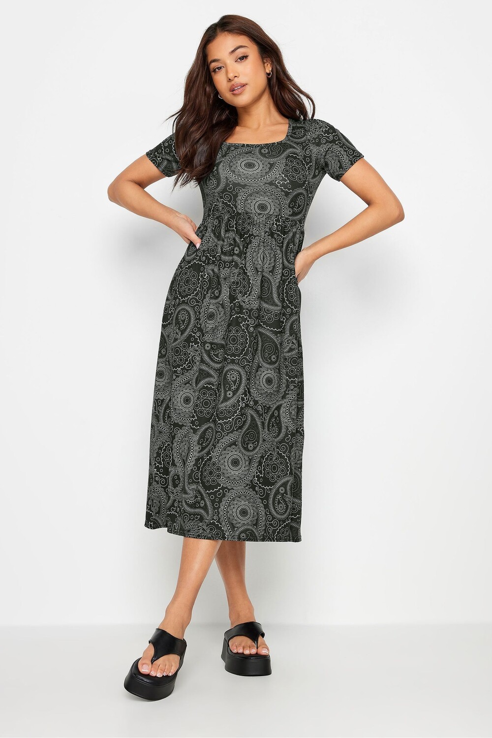Платье миди с узором пейсли и рюшами Pixiegirl Petite, черный
Платье миди с узором пейсли и рюшами Pixiegirl Petite, черный