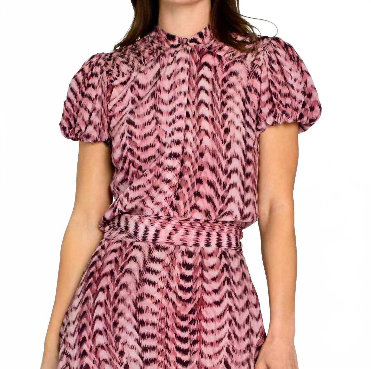 Топ с коротким рукавом Emily с абстрактным принтом Elizabeth James The Label, abstract print
Топ с коротким рукавом Emily с абстрактным принтом Elizabeth James The Label, abstract print