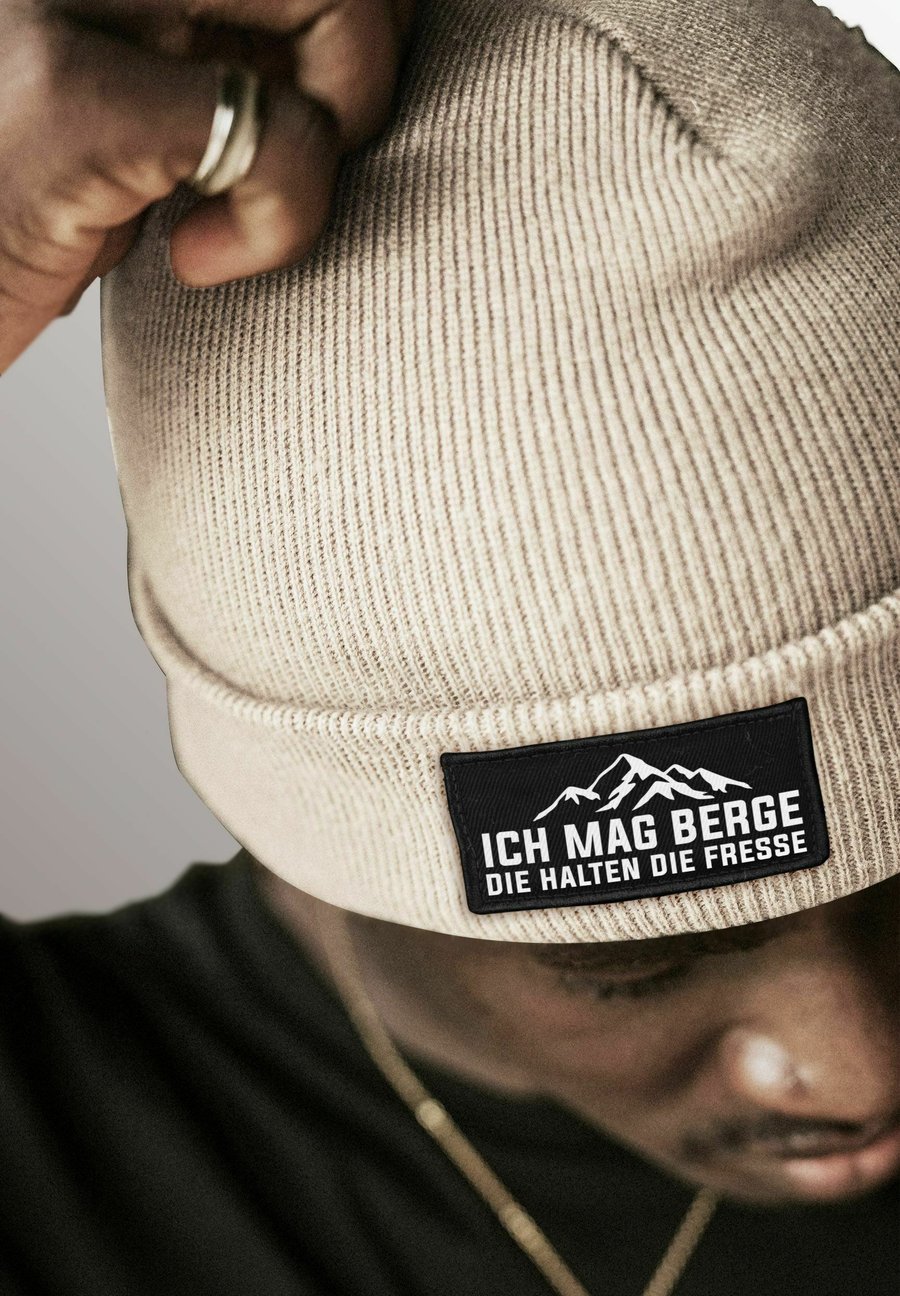Шапка MoonWorks PATCH MIT SPRUCH ICH MAG BERGE- DIE HALTEN DIE FRESSE AUFDRUCK LUSTIG, Beige
Шапка MoonWorks PATCH MIT SPRUCH ICH MAG BERGE- DIE HALTEN DIE FRESSE AUFDRUCK LUSTIG, Beige