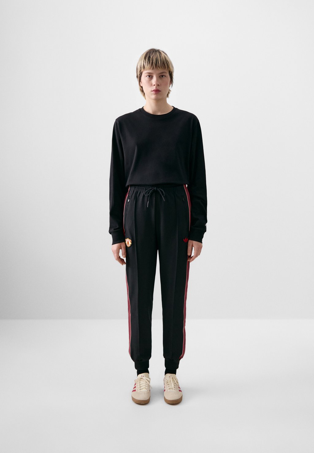 Брюки MANCHESTER UNITED ICON adidas Originals, черный
Брюки MANCHESTER UNITED ICON adidas Originals, черный