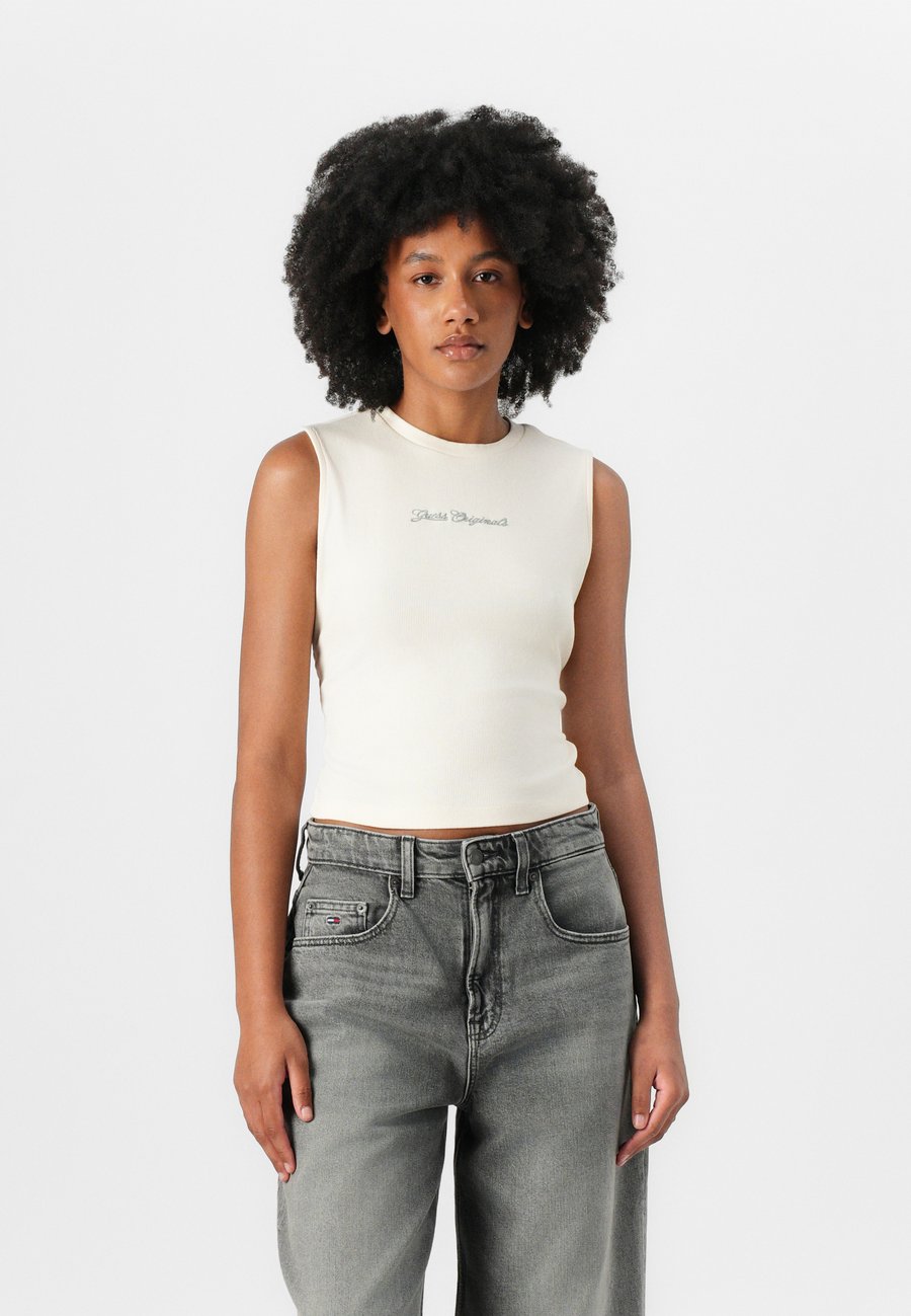 Топ Guess Originals GO OPEN BACK SCRIPT TEE, Sandy Shore/Sand
Топ Guess Originals GO OPEN BACK SCRIPT TEE, Sandy Shore/Sand