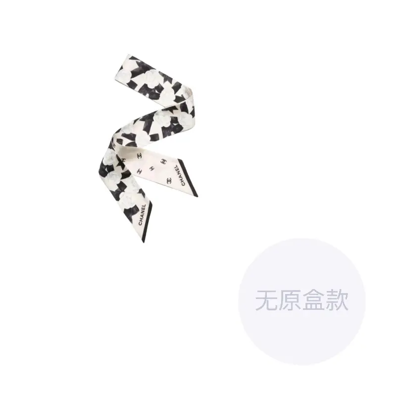 CHANEL Шелковый шарф Women's Beige
CHANEL Шелковый шарф Women's Beige