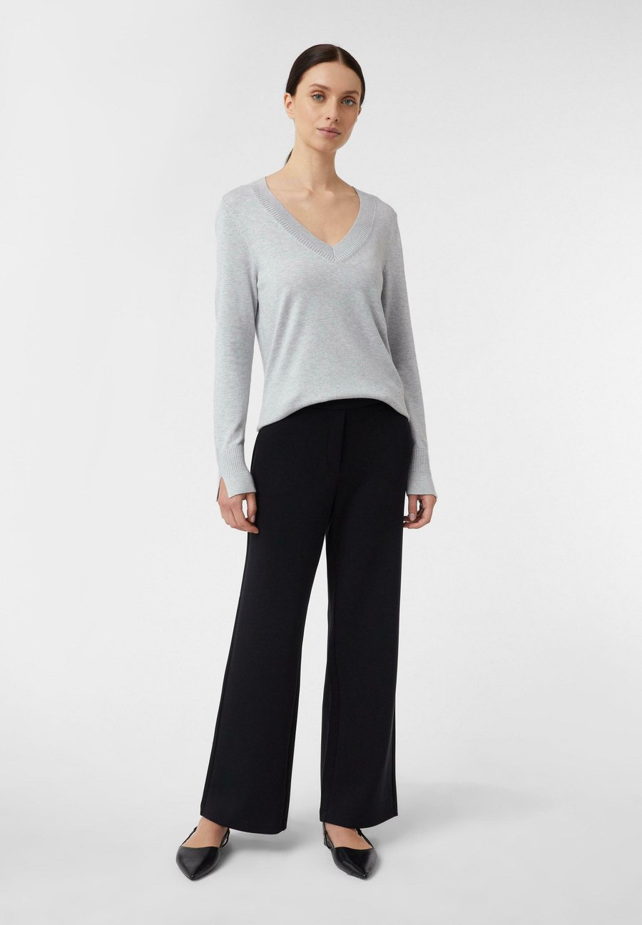 Джемпер comma PLUS MIT DETAILS, Grau/Mottled Light Grey
Джемпер comma PLUS MIT DETAILS, Grau/Mottled Light Grey