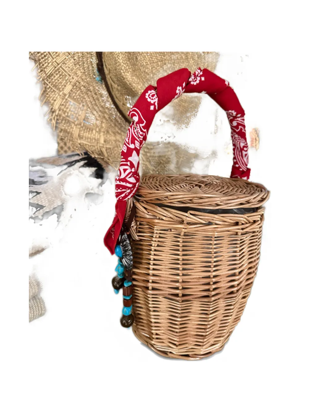 Мини-сумка-конверт из плетеной соломы с декором в виде банданы и кончо Fortela, коричневый
Мини-сумка-конверт из плетеной соломы с декором в виде банданы и кончо Fortela, коричневый