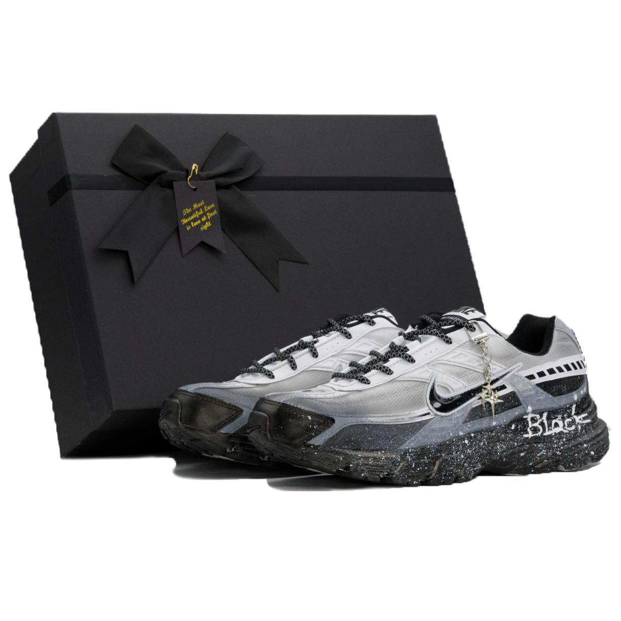 Nike Амортизирующие дышащие поддерживающие низкие кроссовки для города и бега мужские Black Silver Rhythm, цвет Black Silver Rhythm (Obsidian Box)
Nike Амортизирующие дышащие поддерживающие низкие кроссовки для города и бега мужские Black Silver Rhythm, цвет Black Silver Rhythm (Obsidian Box)