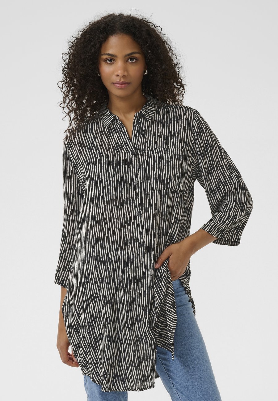 Блуза Kaffe KAJESSIE AMBER, Black Chalk Graphic Lines/Black
Блуза Kaffe KAJESSIE AMBER, Black Chalk Graphic Lines/Black