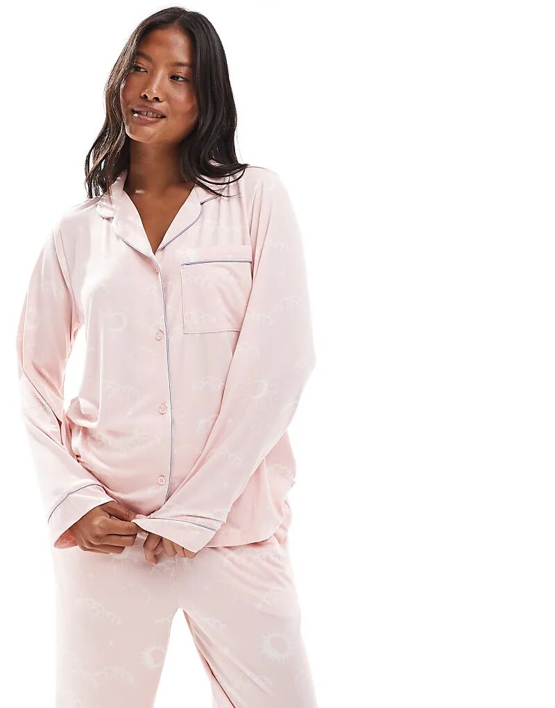 Пижамный комплект Chelsea Peers Petite из полиэстера с длинными рукавами Revere с принтом розового ночного неба
Пижамный комплект Chelsea Peers Petite из полиэстера с длинными рукавами Revere с принтом розового ночного неба