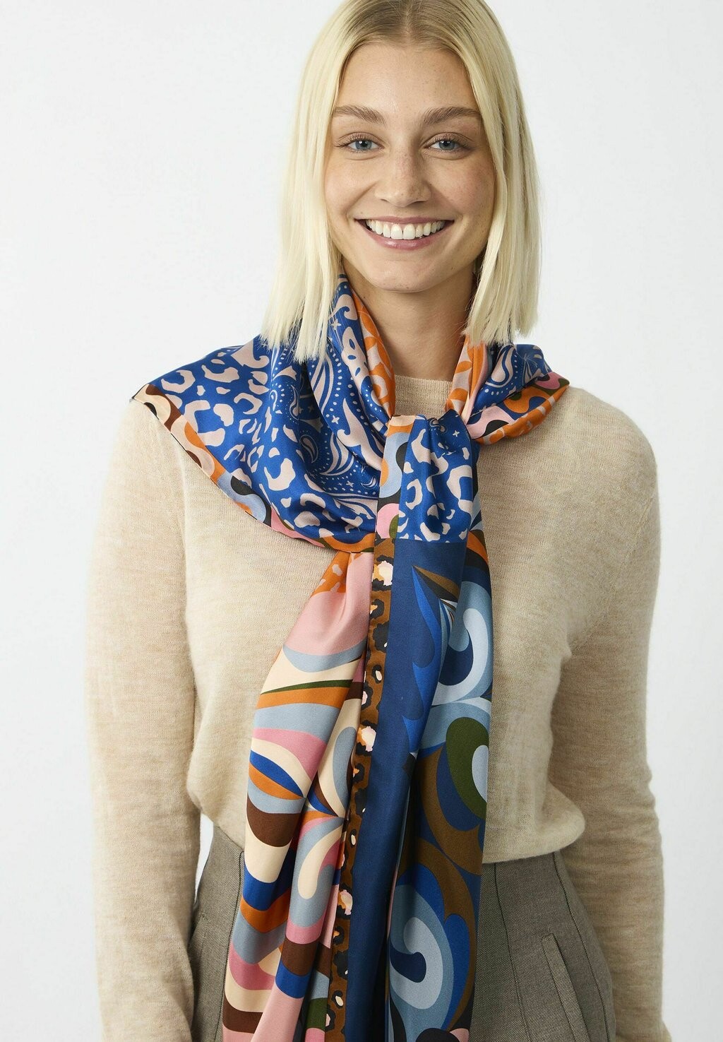 Шарф AUS REINER IM MUSTERMIX Codello, синий
Шарф AUS REINER IM MUSTERMIX Codello, синий