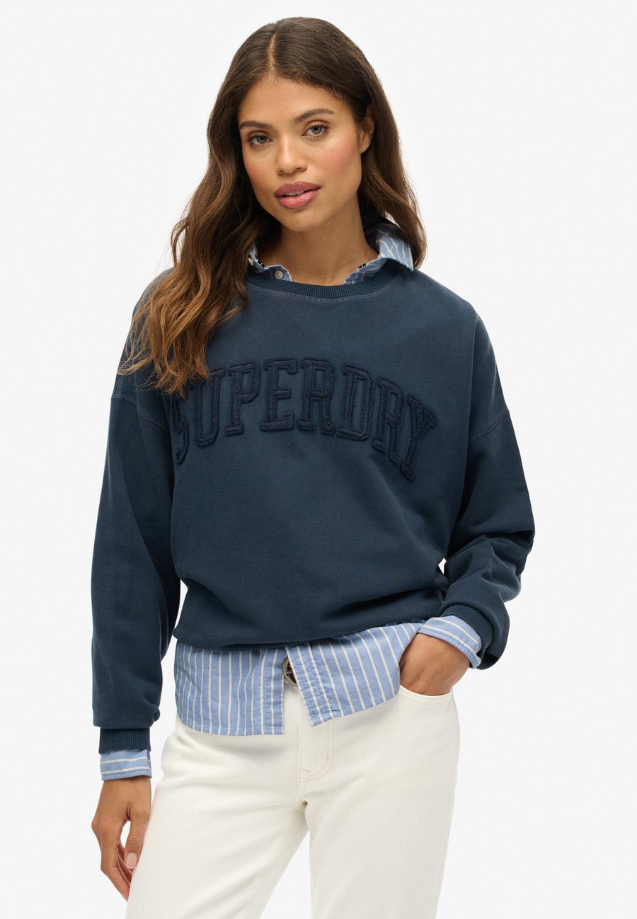 Толстовка Superdry & Co ESSENTIALS TONAL APPLIQUE CREW, Richest Navy/Blue
Толстовка Superdry & Co ESSENTIALS TONAL APPLIQUE CREW, Richest Navy/Blue