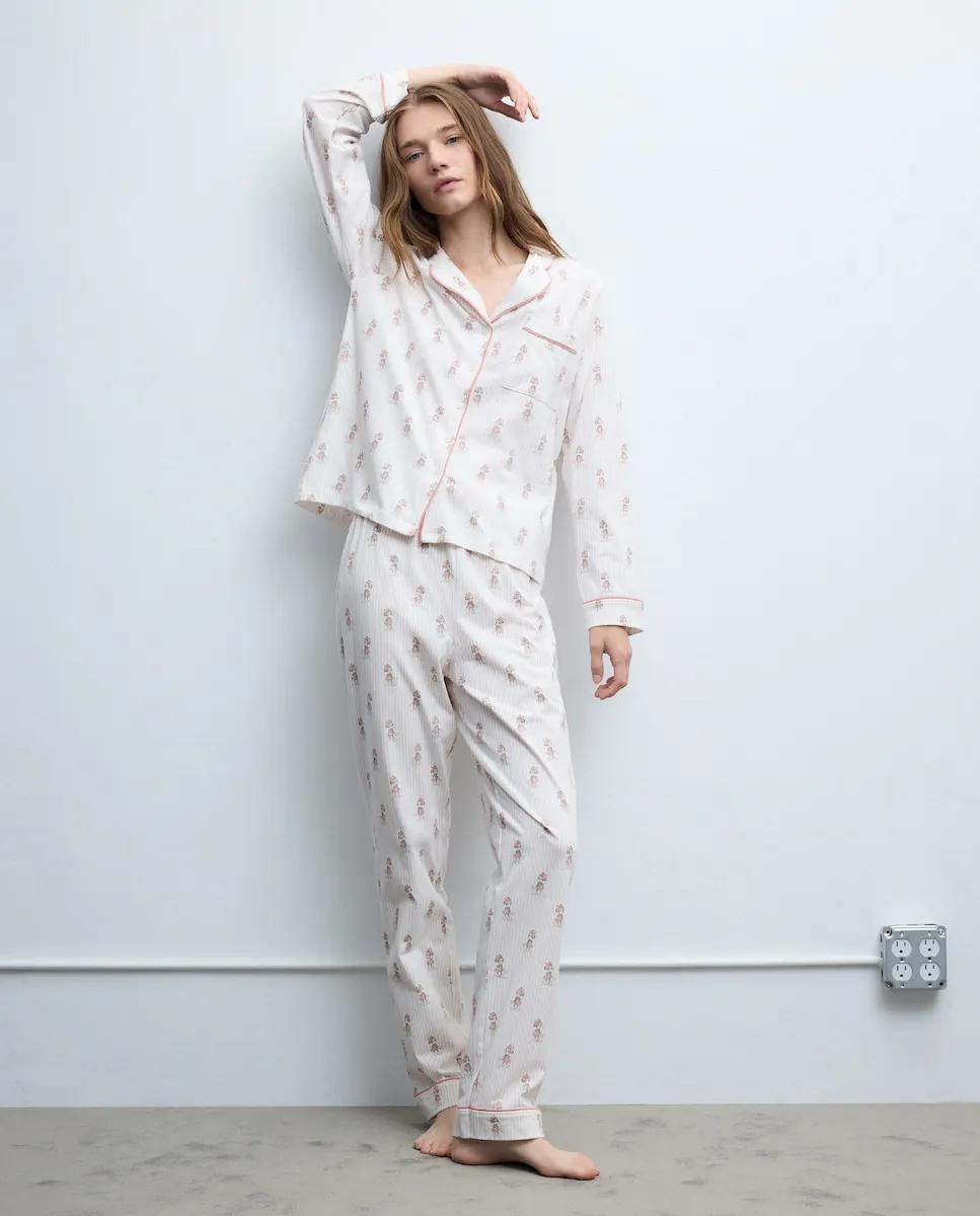 Женская пижама с рисунком Минни и полосками, с длинными рукавами и длинными брюками Easy Wear, бежевый
Женская пижама с рисунком Минни и полосками, с длинными рукавами и длинными брюками Easy Wear, бежевый