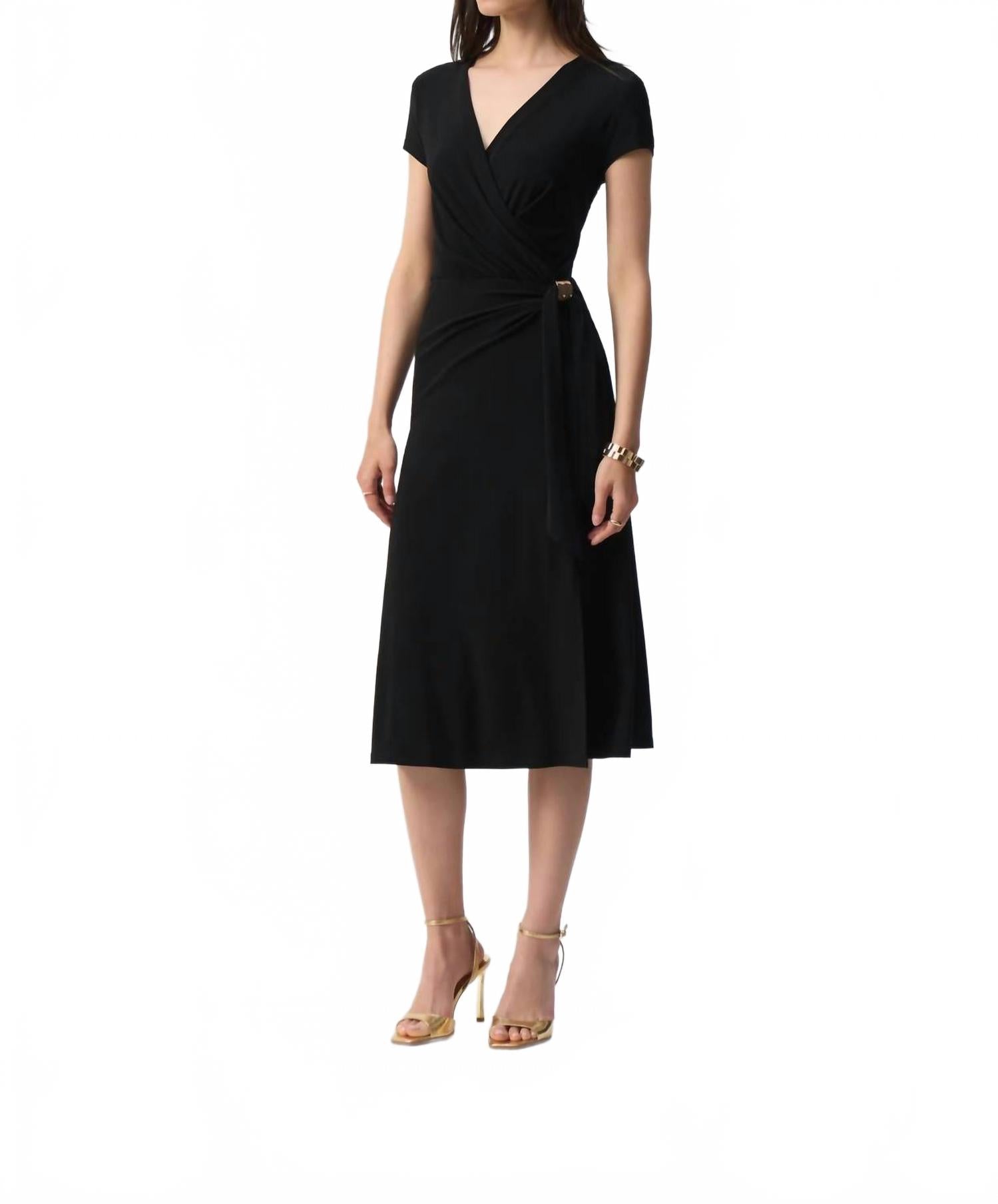 Черное платье миди с фальшивой запа́хнутой кокеткой и короткими рукавами-крылышками Joseph Ribkoff
Черное платье миди с фальшивой запа́хнутой кокеткой и короткими рукавами-крылышками Joseph Ribkoff