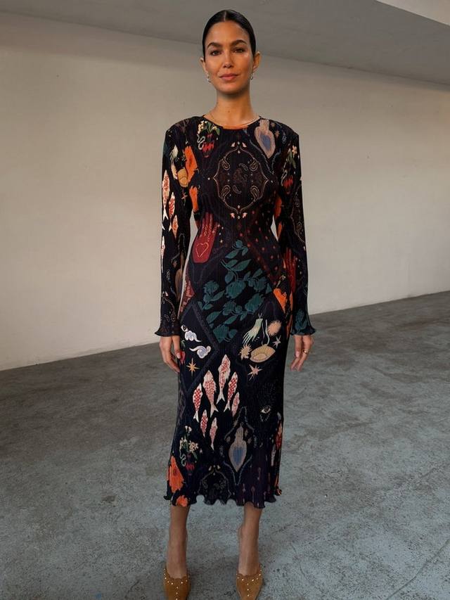 Приталенное миди-платье с длинными рукавами и круглым вырезом на завязках Never Fully Dressed
Приталенное миди-платье с длинными рукавами и круглым вырезом на завязках Never Fully Dressed