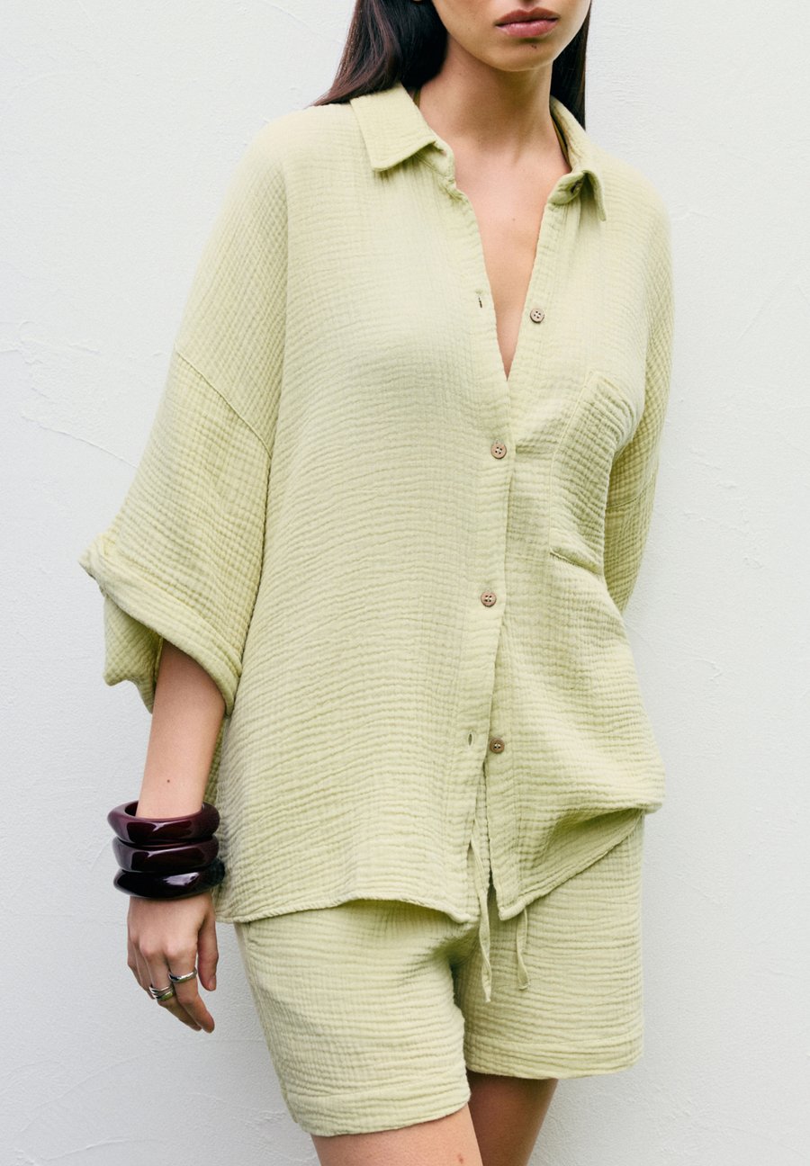 Блуза PULL&BEAR TEXTURED SHORT SLEEVE, Green
Блуза PULL&BEAR TEXTURED SHORT SLEEVE, Green