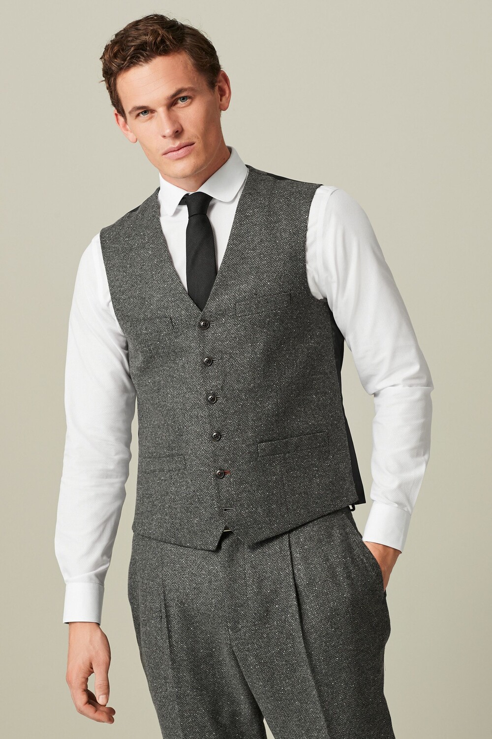 Фактурный костюмный жилет Nova Fides из итальянской ткани «елочка» с содержанием шерсти Next, серый
Фактурный костюмный жилет Nova Fides из итальянской ткани «елочка» с содержанием шерсти Next, серый