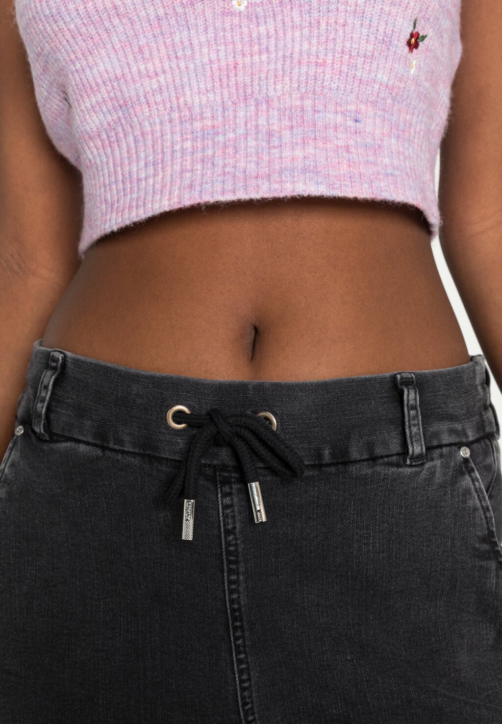 Джинсы морковного фасона Onlblush Poptrash Easy Box ONLY, черный деним
Джинсы морковного фасона Onlblush Poptrash Easy Box ONLY, черный деним