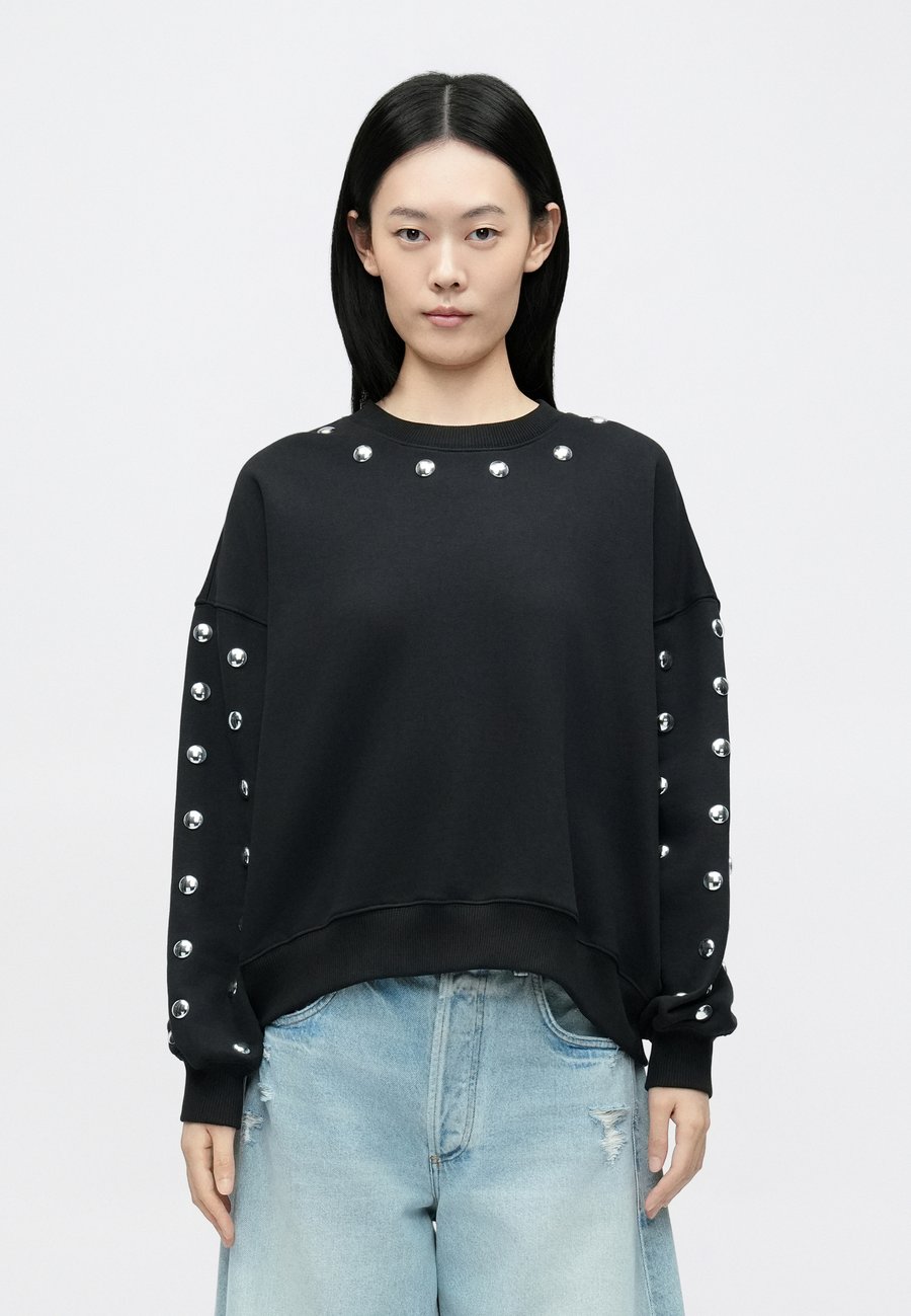 Толстовка Cinq à Sept STUDDED, Black/Silver-Coloured/Black
Толстовка Cinq à Sept STUDDED, Black/Silver-Coloured/Black