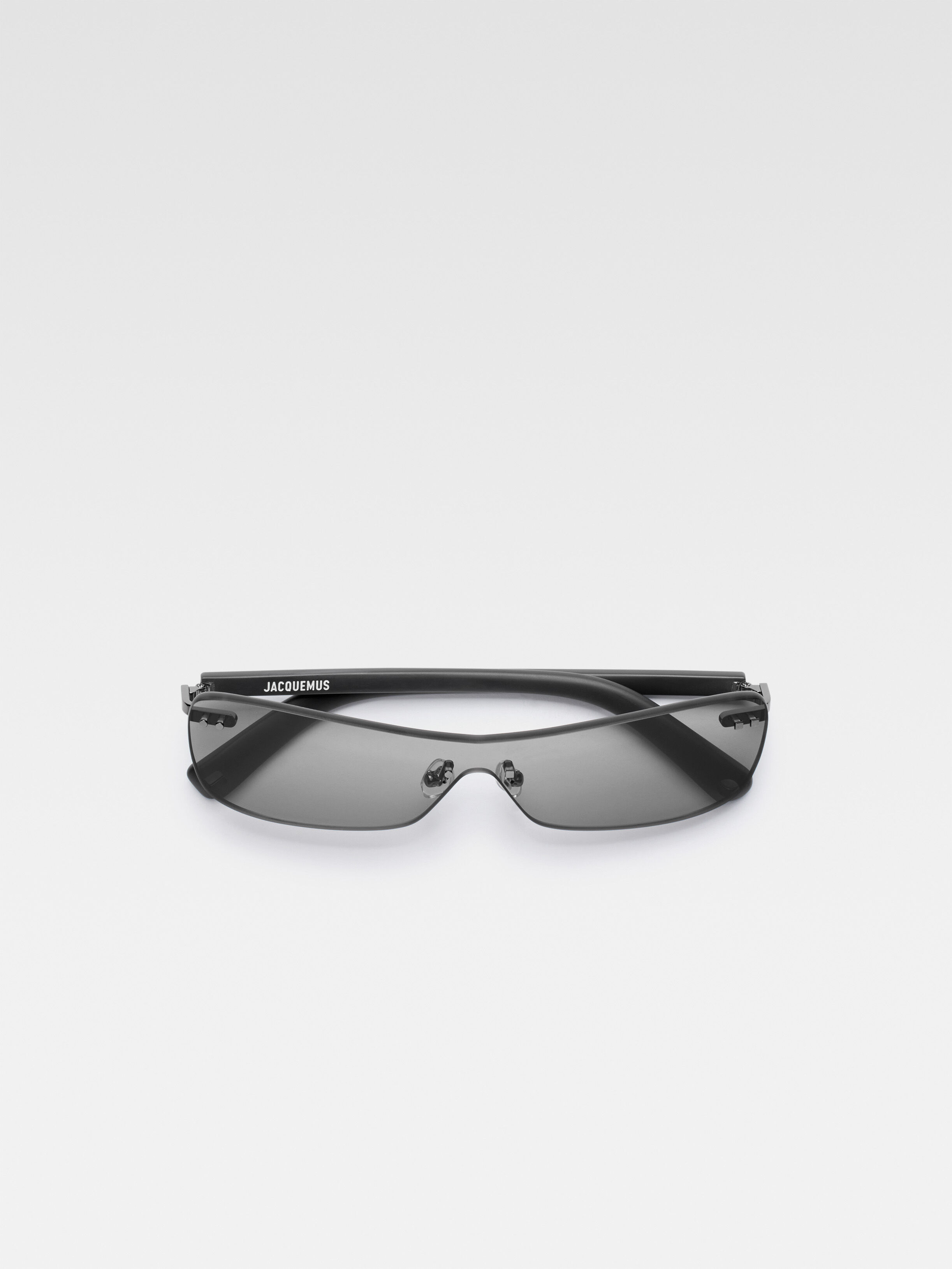 Солнцезащитные очки без оправы JACQUEMUS The Mirada sunglasses, цвет Grey Matt
Солнцезащитные очки без оправы JACQUEMUS The Mirada sunglasses, цвет Grey Matt