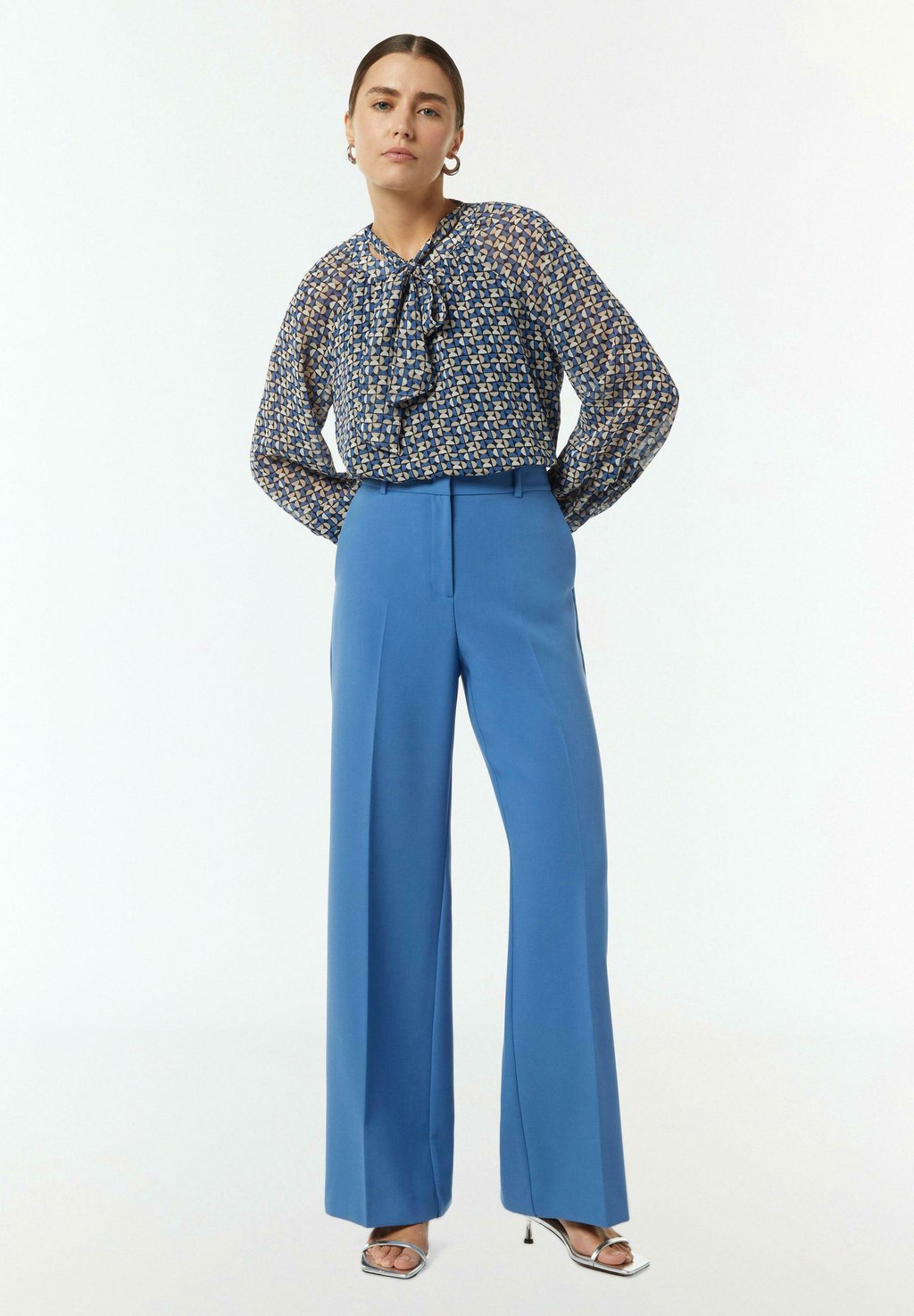 Блуза GEMUSTERTE SCHLUPPEN comma, темно-синий
Блуза GEMUSTERTE SCHLUPPEN comma, темно-синий