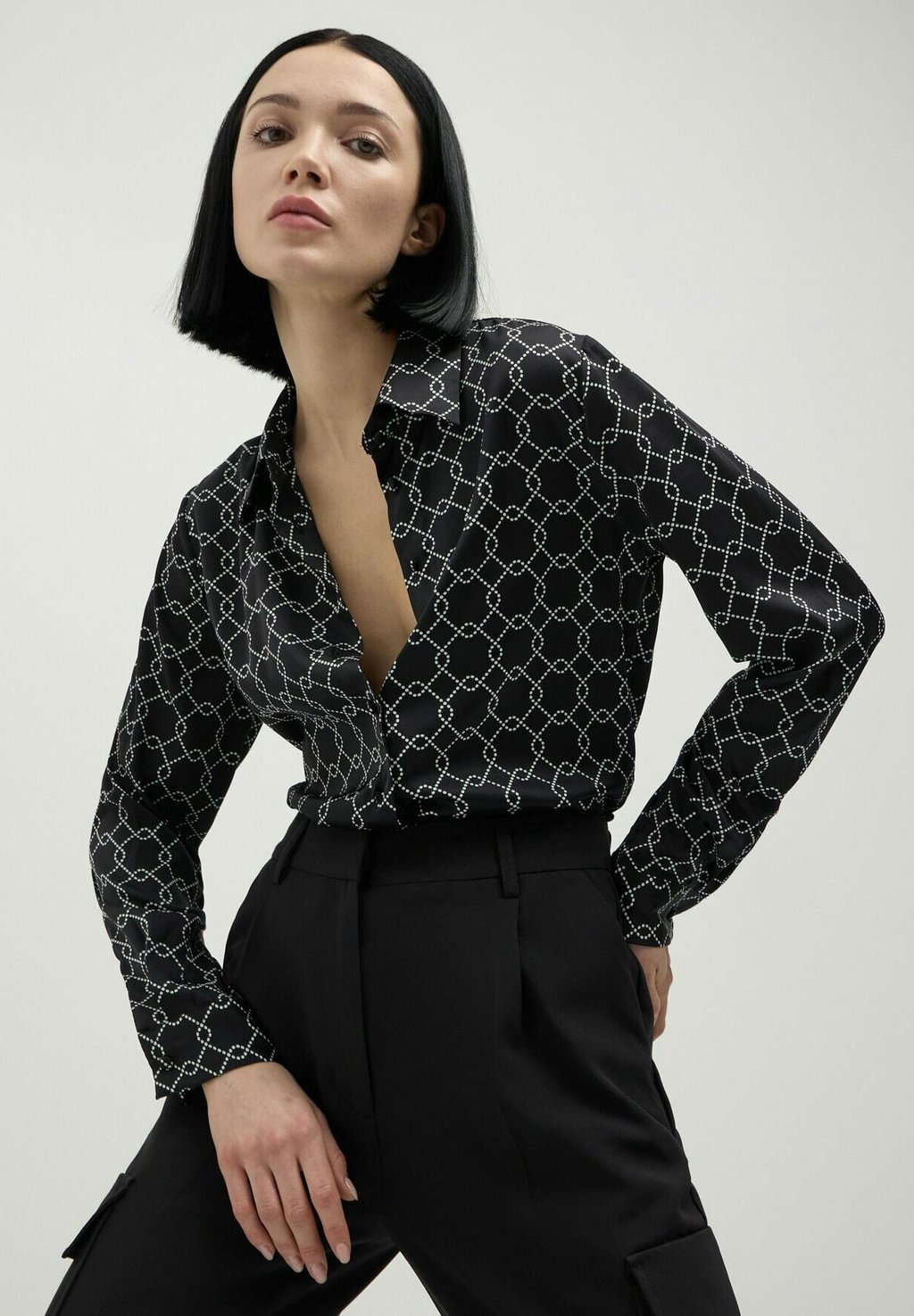 Блузка на пуговицах FANTASIA POIS Calliope, черный
Блузка на пуговицах FANTASIA POIS Calliope, черный