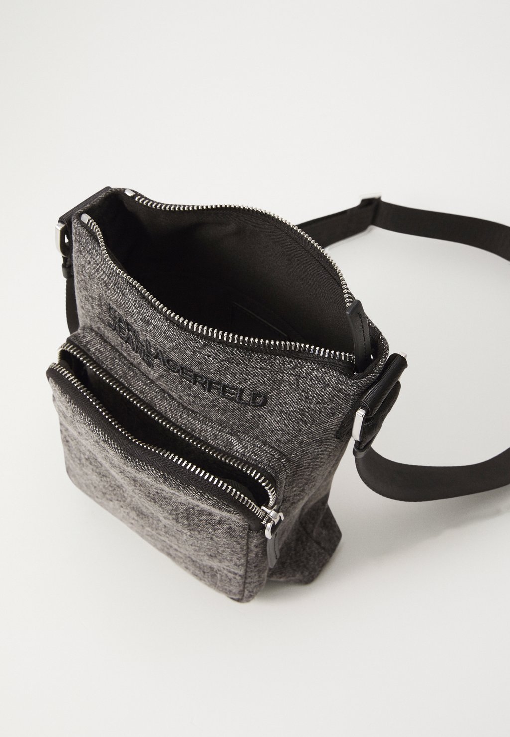 Сумка через плечо WASHED UTILITY - Across body bag Karl Lagerfeld Jeans, цвет Washed Black
Сумка через плечо WASHED UTILITY - Across body bag Karl Lagerfeld Jeans, цвет Washed Black