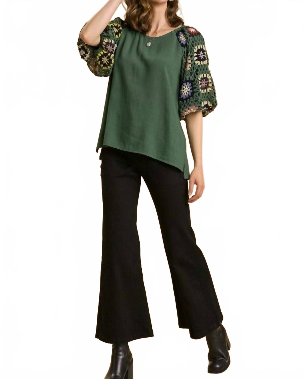 Лесный зеленый топ с кружевными рукавами Umgee
Лесный зеленый топ с кружевными рукавами Umgee