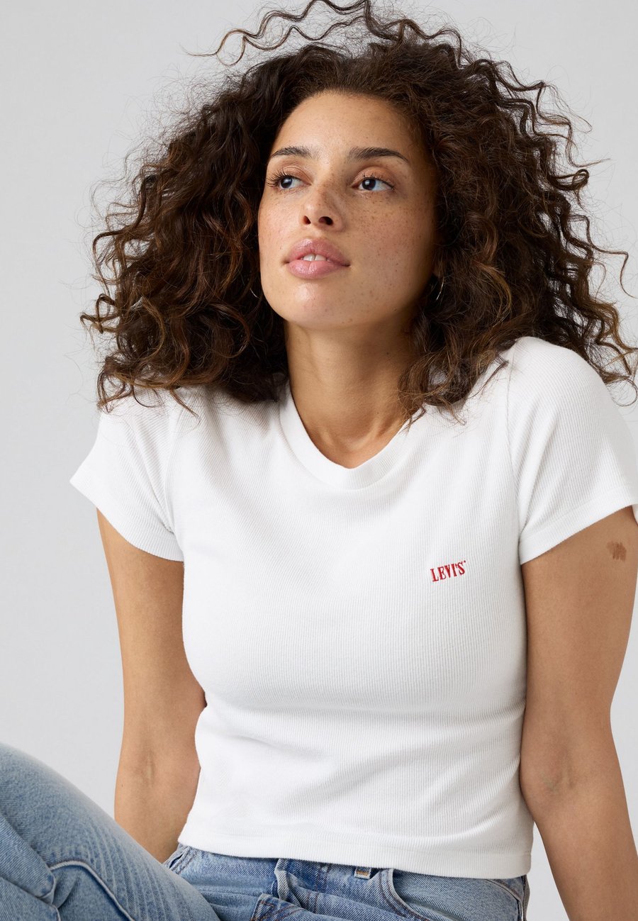 Футболка Levi's ESSENTIAL SPORTY TEE, White, Белый, Футболка Levi's ESSENTIAL SPORTY TEE, White
Футболка Levi's ESSENTIAL SPORTY TEE, White, Белый, Футболка Levi's ESSENTIAL SPORTY TEE, White