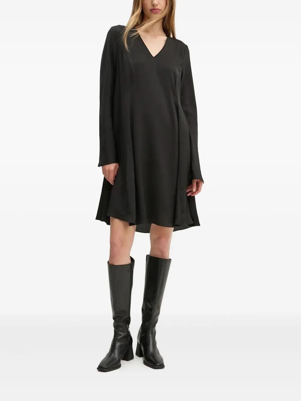 Расклешенное платье с V-образным вырезом Bruuns Bazaar, черный
Расклешенное платье с V-образным вырезом Bruuns Bazaar, черный