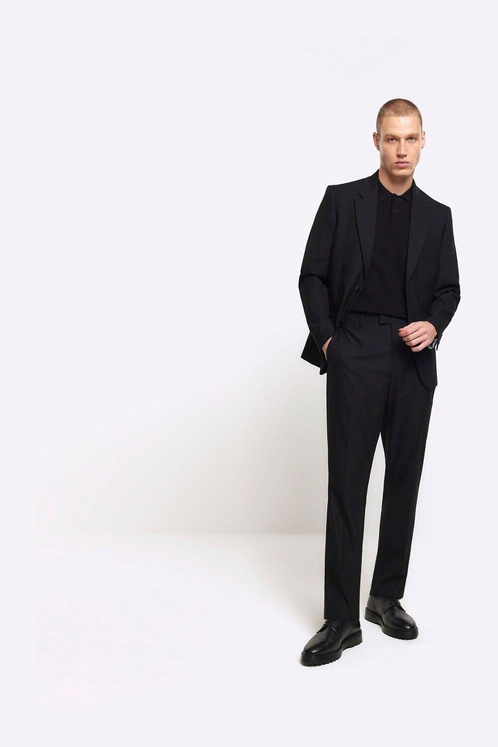 Гладкие костюмные брюки приталенного кроя River Island, черный
Гладкие костюмные брюки приталенного кроя River Island, черный