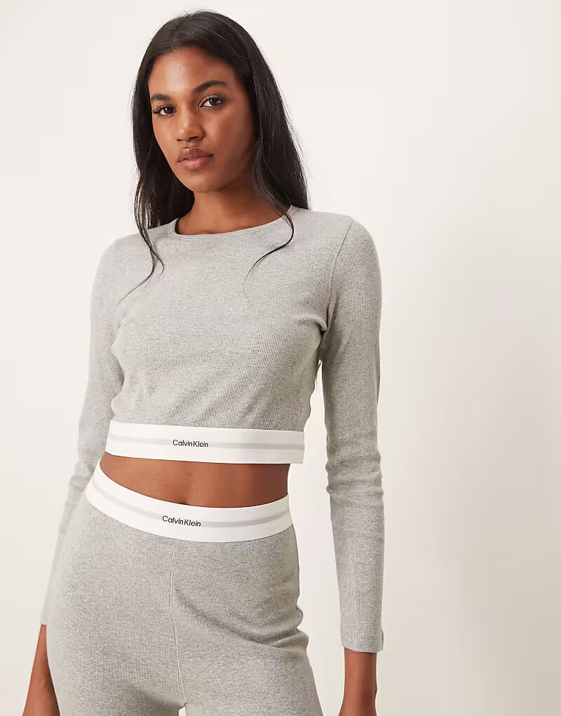Современный укороченный топ Calvin Klein в рубчик с длинными рукавами серого цвета
Современный укороченный топ Calvin Klein в рубчик с длинными рукавами серого цвета