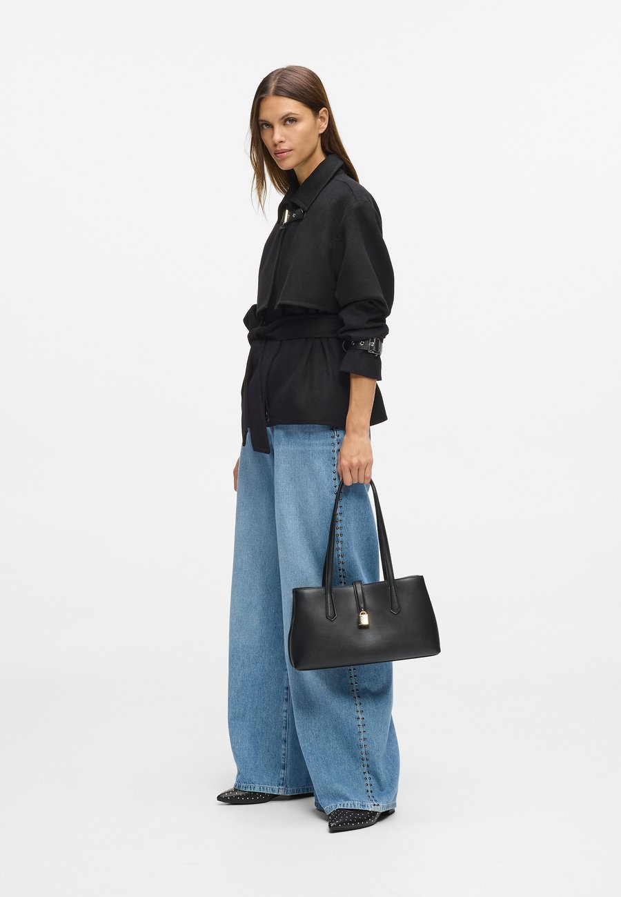 Сумка KARL LAGERFELD AUTOGRAPH PADLOCK, Black/Gold/Black
Сумка KARL LAGERFELD AUTOGRAPH PADLOCK, Black/Gold/Black