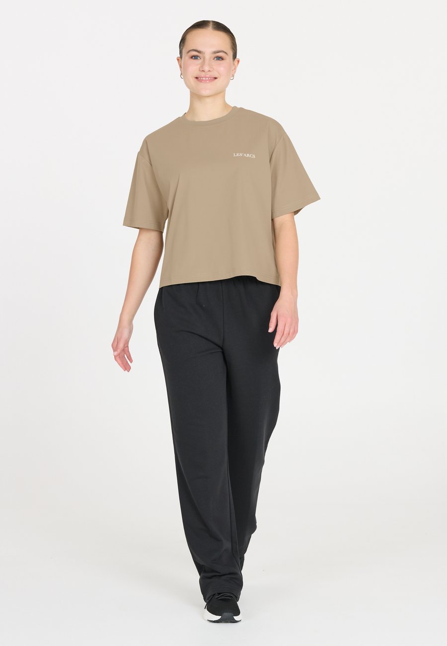 Футболка Les'Arcs JERETY, Roasted Cashew/Taupe, Серый, Футболка Les'Arcs JERETY, Roasted Cashew/Taupe
Футболка Les'Arcs JERETY, Roasted Cashew/Taupe, Серый, Футболка Les'Arcs JERETY, Roasted Cashew/Taupe