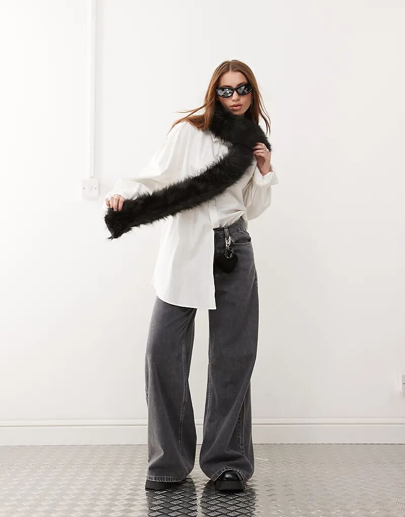 Шарф COLLUSION из искусственного меха средней плотности черного цвета
Шарф COLLUSION из искусственного меха средней плотности черного цвета