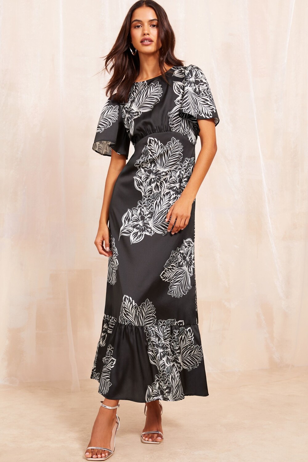 Летнее платье миди из атласа с принтом и рукавами крылышками Friends Like These, черный
Летнее платье миди из атласа с принтом и рукавами крылышками Friends Like These, черный