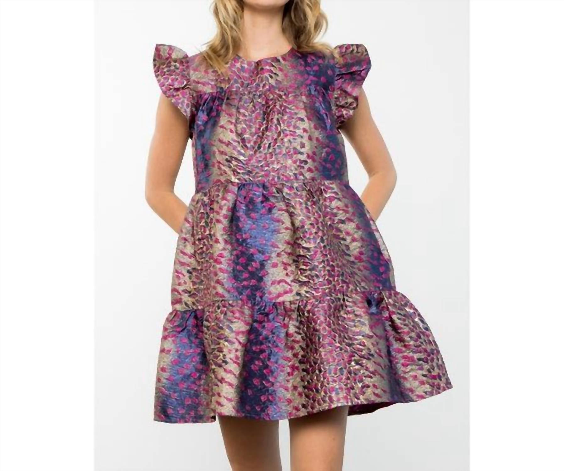 Платье Amaryllis с текстурированной тканью и рукавами-фонариками в золотисто-фиолетово-розовых тонах THML
Платье Amaryllis с текстурированной тканью и рукавами-фонариками в золотисто-фиолетово-розовых тонах THML