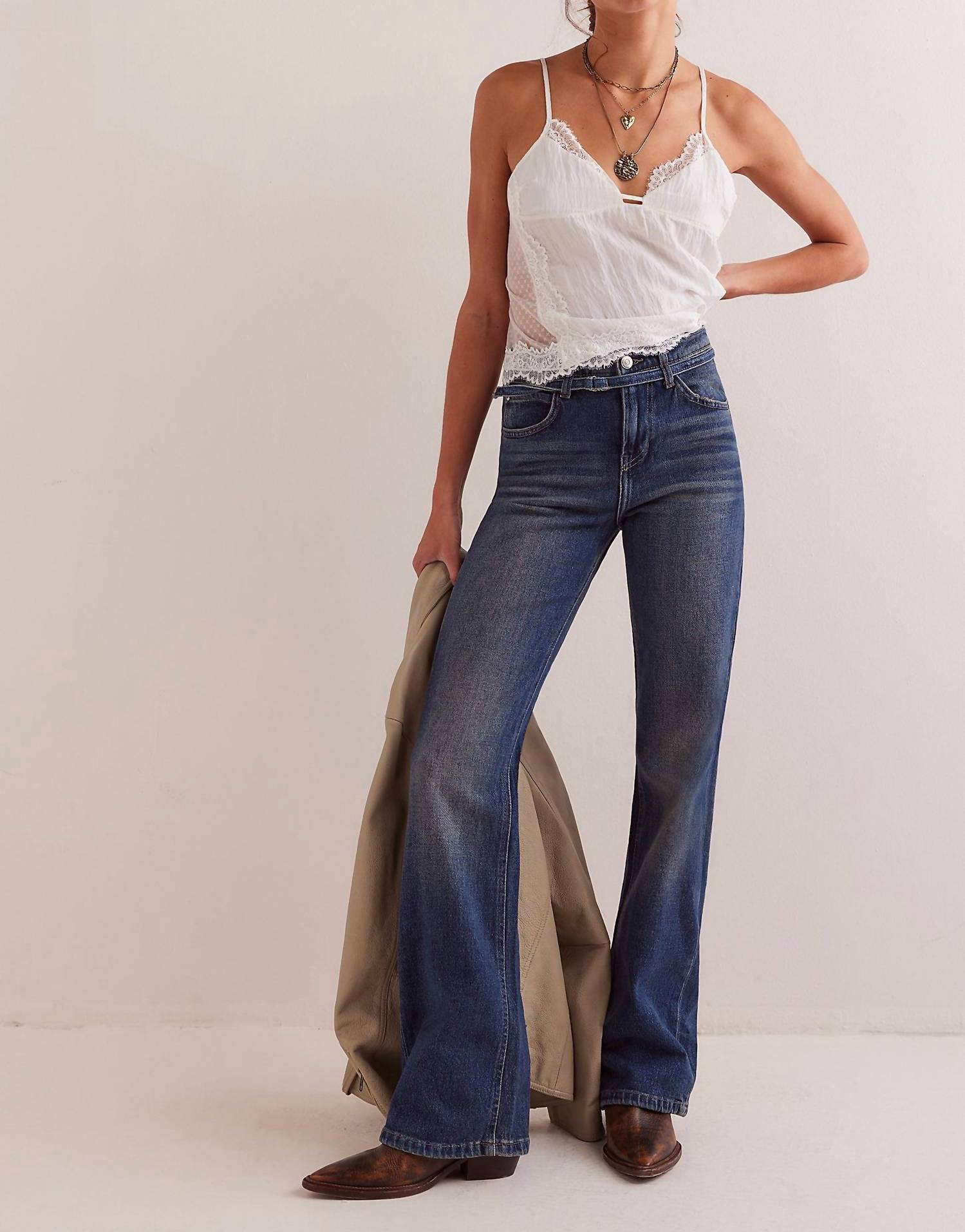 We The Free Джинсы Sabine зауженные расклешенные в цвете Hibernate Free People, Hibernate
We The Free Джинсы Sabine зауженные расклешенные в цвете Hibernate Free People, Hibernate