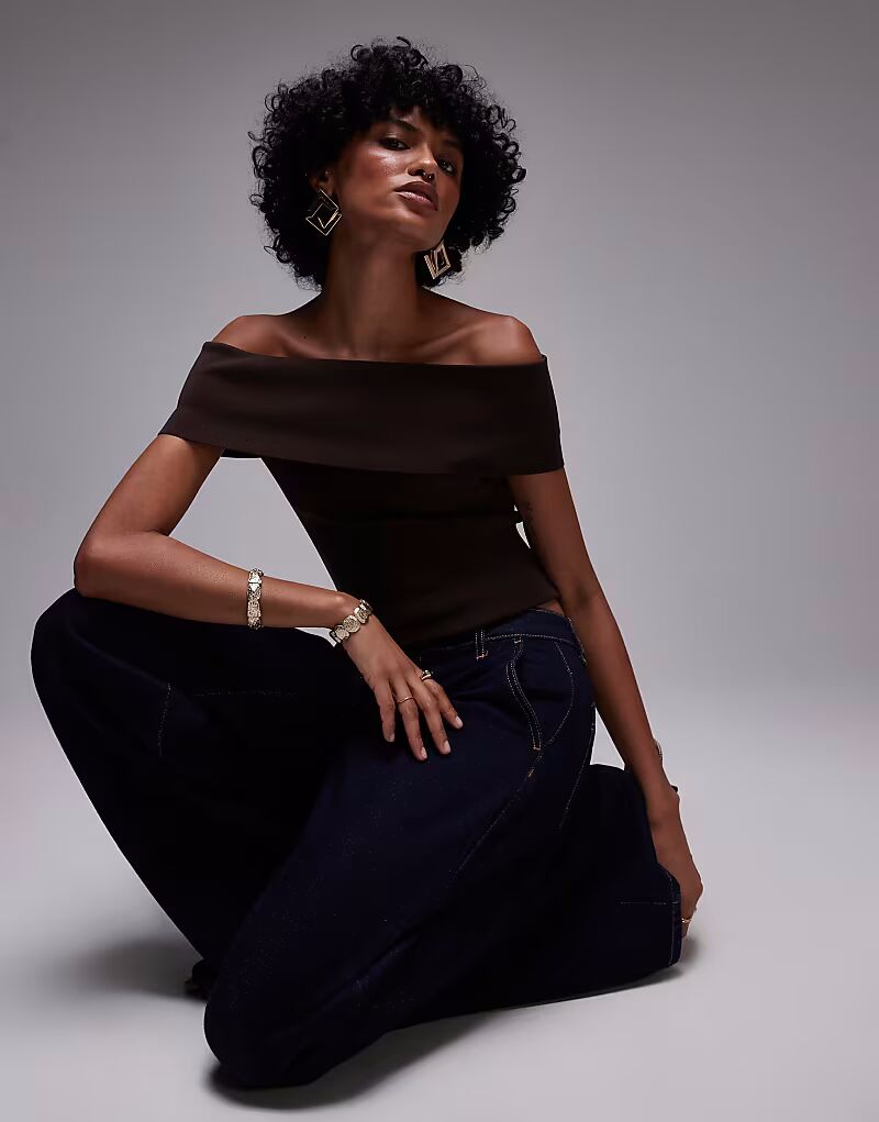 Топ Mango плотной вязки с открытыми плечами черного цвета
Топ Mango плотной вязки с открытыми плечами черного цвета