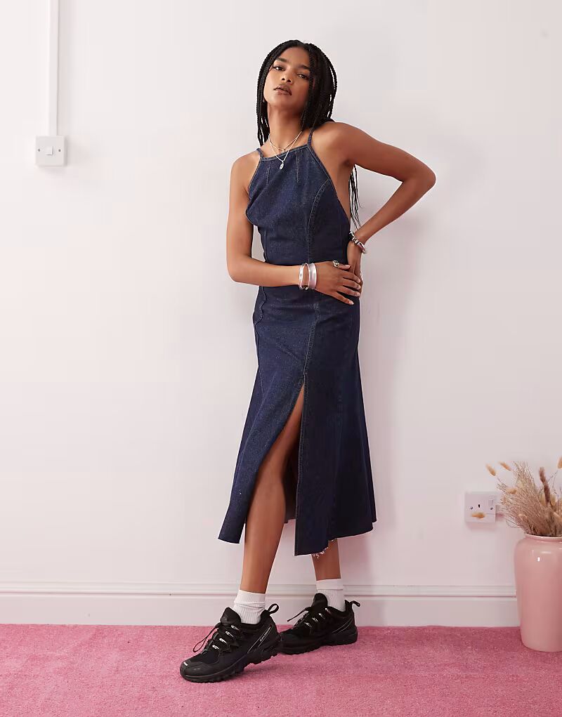 Платье миди из денима с открытой спиной в стиле 90-х годов стираный Collusion
Платье миди из денима с открытой спиной в стиле 90-х годов стираный Collusion