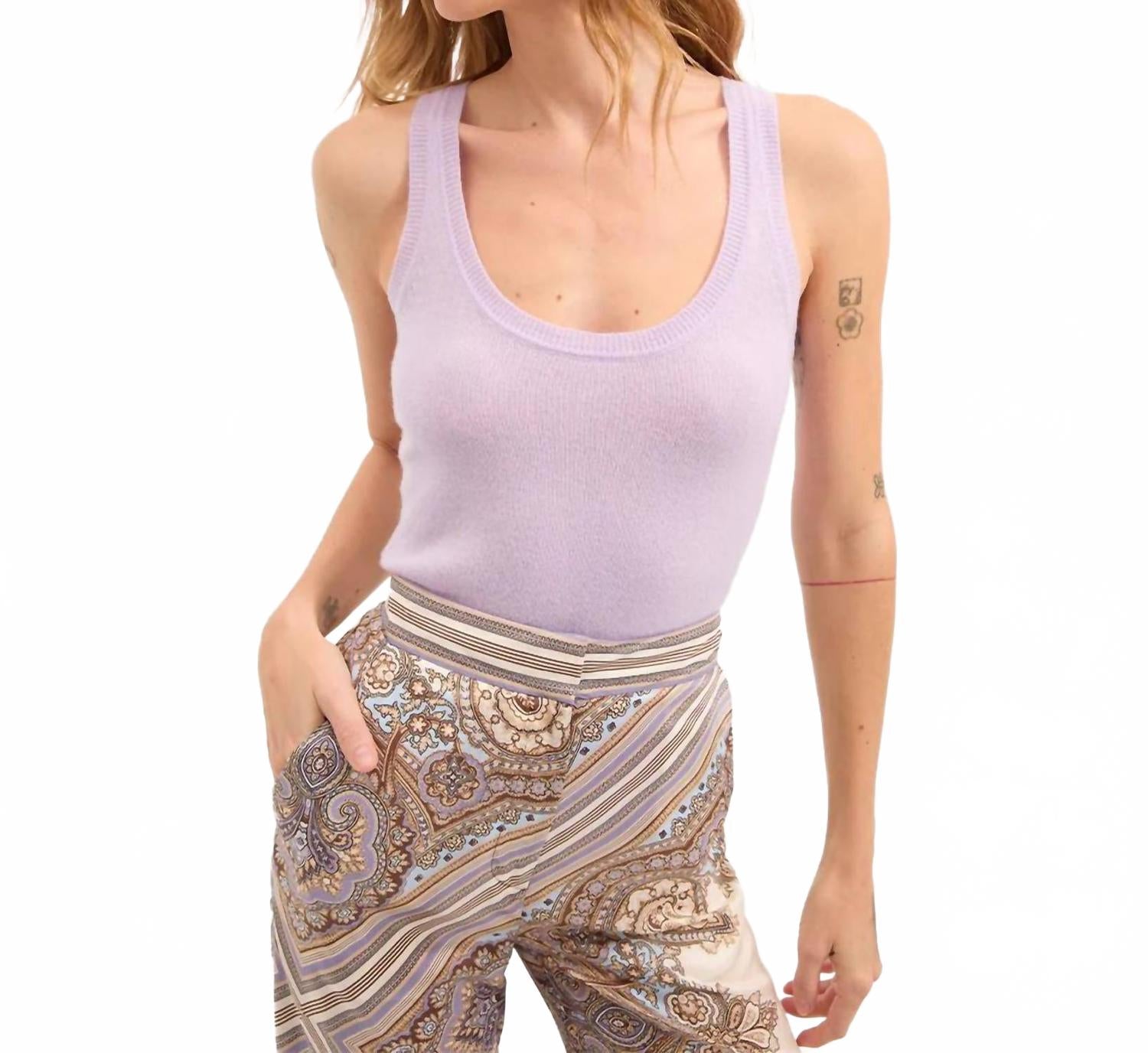 Бирке кашемировый топ в нежно-сиреневом цвете Veronica Beard
Бирке кашемировый топ в нежно-сиреневом цвете Veronica Beard